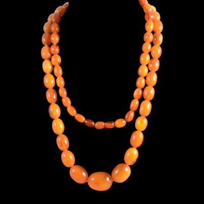 Lot 318 - A butterscotch amber-coloured bead necklace, and a loose bead.