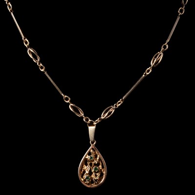 Lot 278 - A 9 carat yellow gold necklace with emerald pendant drop.
