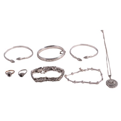 Lot 444 - A collection of silver jewellery and an envelope stamp case.