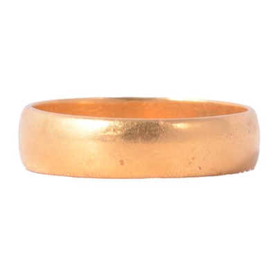 Lot 128 - A 22 carat yellow gold wedding band.