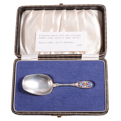 Lot 121 - Russian silver-gilt and cloisonne enamel sugar shovel/caddy spoon