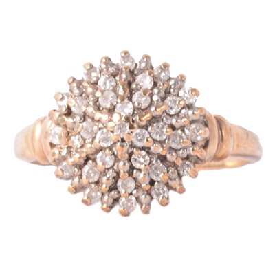 Lot 94 - A diamond cluster ring.