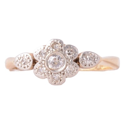 Lot 100 - A vintage diamond cluster ring.