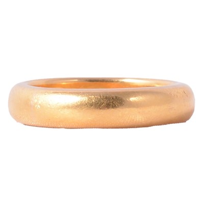 Lot 127 - A 22 carat yellow gold wedding band.
