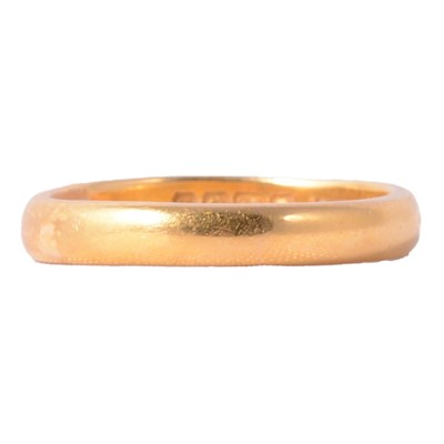 Lot 132 - A 22 carat yellow gold wedding band.