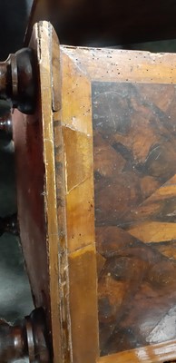 Lot 308 - Early 18th Century oyster laburnum chest of drawers