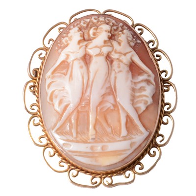 Lot 243 - An oval carved shell cameo brooch.