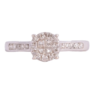 Lot 95 - A modern diamond cluster ring.
