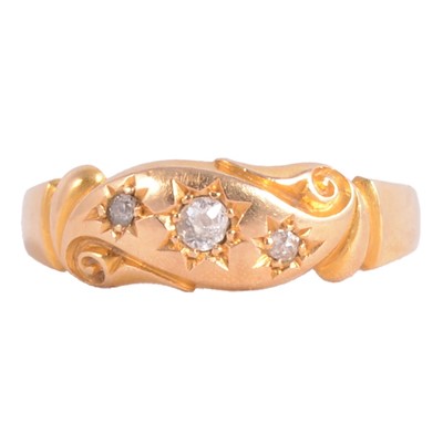 Lot 83 - An Edwardian 18 carat gold diamond set ring.