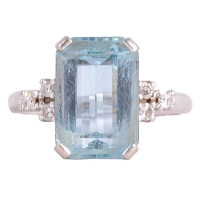 Lot 19 - An aquamarine and diamond ring.