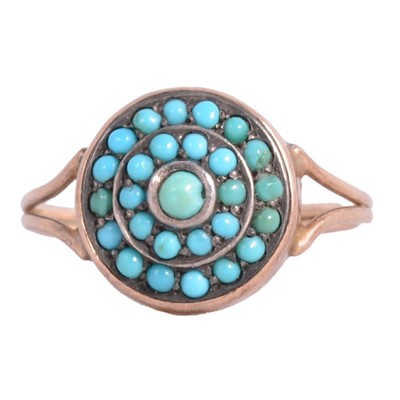 Lot 8 - A turquoise dress ring.