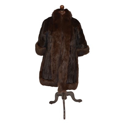 Lot 550 - A lady's Bonwit Teller brown fur cape.