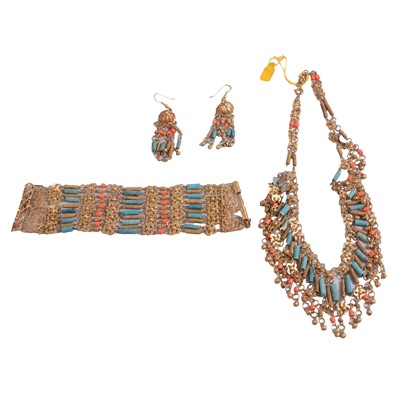 Lot 475 - A gilt metal suite of fringe necklace, bracelet and earrings.