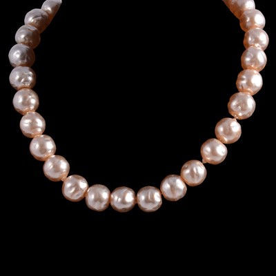 Lot 474 - Miriam Haskell- a faux pearl necklace.