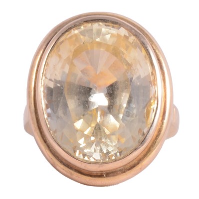 Lot 46 - A yellow sapphire ring.