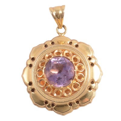 Lot 267A - A 14 carat yellow gold amethyst pendant.