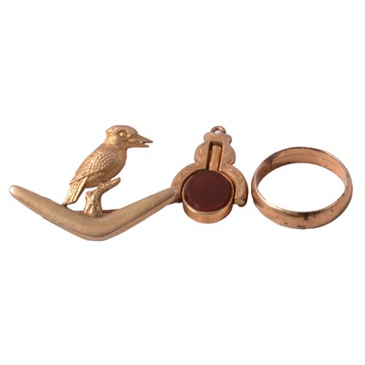 Lot 308 - A 9 carat yellow gold wedding band, yellow metal kookaburra brooch, and pocket watch key fob.