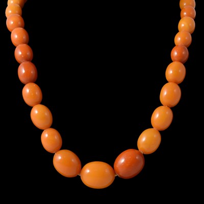 Lot 332 - A butterscotch amber-coloured bead necklace.
