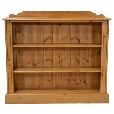 Lot 461 - Modern pine bookcase