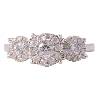 Lot 93 - A diamond triple cluster ring.