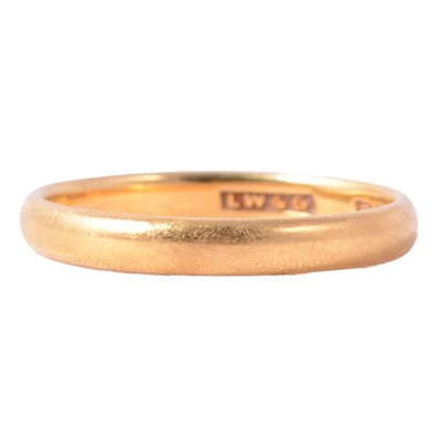 Lot 154 - A 22 carat gold wedding band.