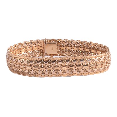 Lot 300 - A yellow metal articulated bracelet.