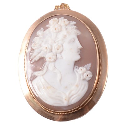 Lot 313 - An oval carved shell cameo brooch.