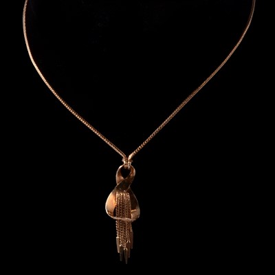 Lot 294 - Uno A Erre - a 9 carat yellow gold pendant on a chain.