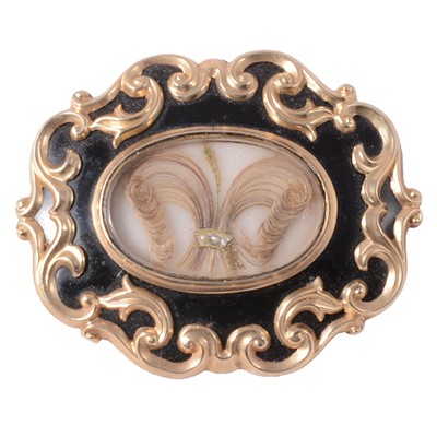 Lot 203 - A Victorian mourning brooch.