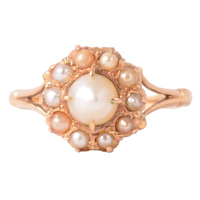 Lot 124 - A pearl cluster ring.