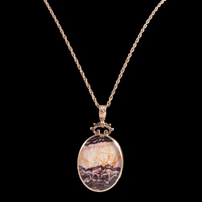 Lot 318 - David Scott Walker, a blue john and agate pendant and chain, 9 carat gold.