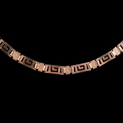 Lot 324 - A yellow metal necklace.