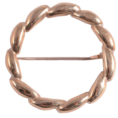 Lot 315 - A 9 carat yellow gold garland brooch.