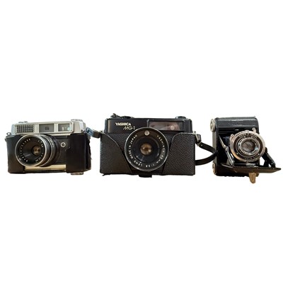 Lot 132 - An assortment of cameras