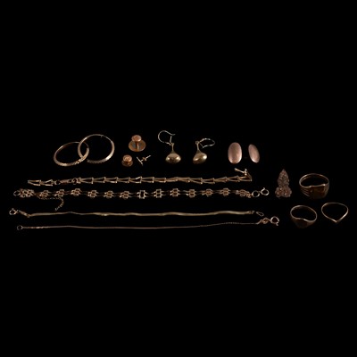 Lot 256 - A collection of gold jewellery.