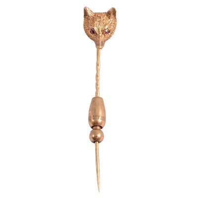 Lot 345 - Deakin & Francis - a 9 carat yellow gold fox mask stick pin.