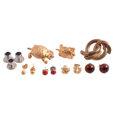 Lot 306 - A Swarovski Crystal gold tone turtle brooch and tie tac with signature swan mark, other jewellery.