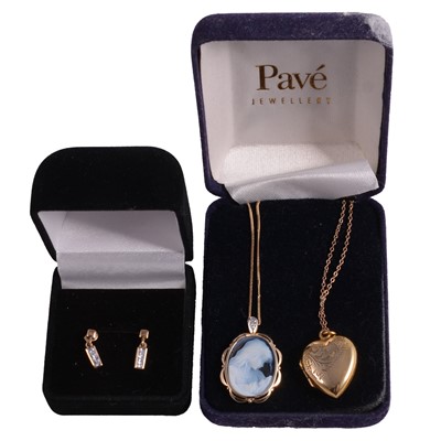 Lot 267 - A modern hardstone cameo pendant and chain, earrings and locket.