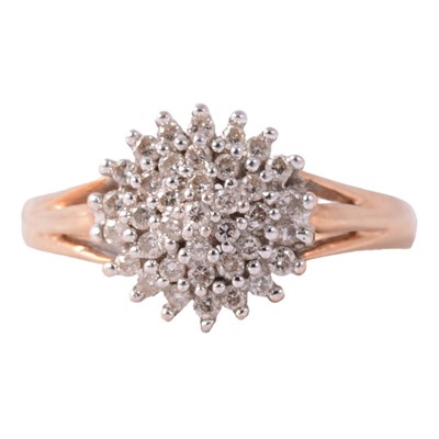 Lot 90 - A diamond cluster ring.