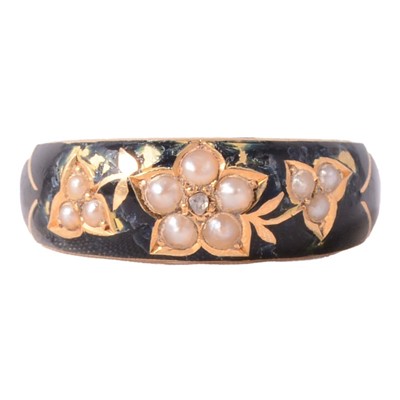 Lot 129 - An Edwardian seed pearl and enamel mourning ring.