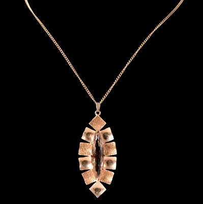 Lot 256 - A smoky quartz pendant on a chain.