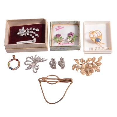 Lot 542 - Vintage costume jewellery pendant, chains, brooches, necklaces, earclips, and simulated pearls.