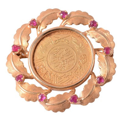 Lot 167 - A Saudia Arabian 1 Gunayh Gold Coin brooch.