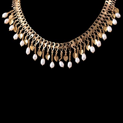 Lot 265 - A yellow metal necklace with fringe of pearls.