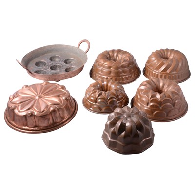 Lot 142 - Ten vintage jelly moulds