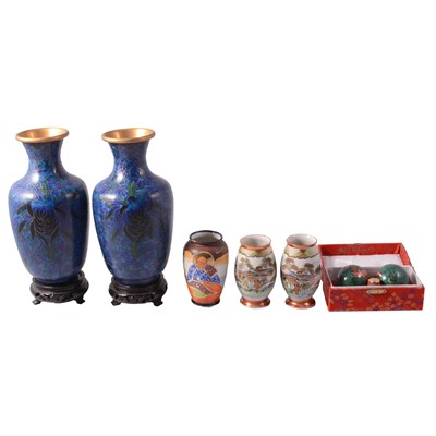 Lot 83 - Chinese cast brass dice box, modern cloisonne ware and other Asian decorative wares