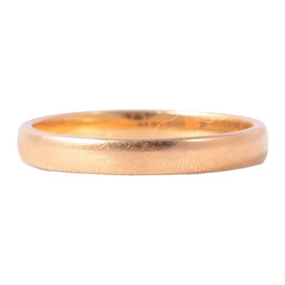 Lot 156 - A 22 carat gold wedding band.
