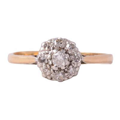 Lot 91 - A diamond cluster ring.