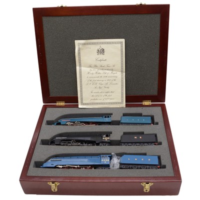 Lot 17 - Hornby OO gauge model railway Blue Streak train set, Sir Nigel Gresley, limited edition