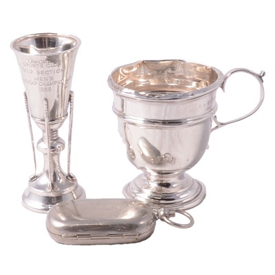 Lot 289 - Small silver golf trophy, mug and plated Sovereign case